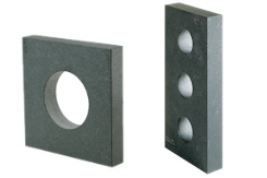<strong>Master quares 90° in rectangular design made of granite</strong> in accuracy class 00 and 000, 4-sides machined. Angular accuracy according to DIN 875, flatness according to DIN 876.